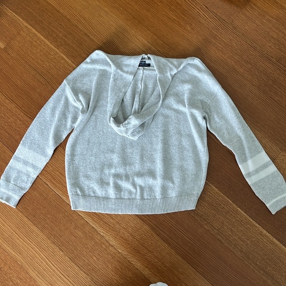 American Eagle Light Hooded Sweater - Picture 2 of 4